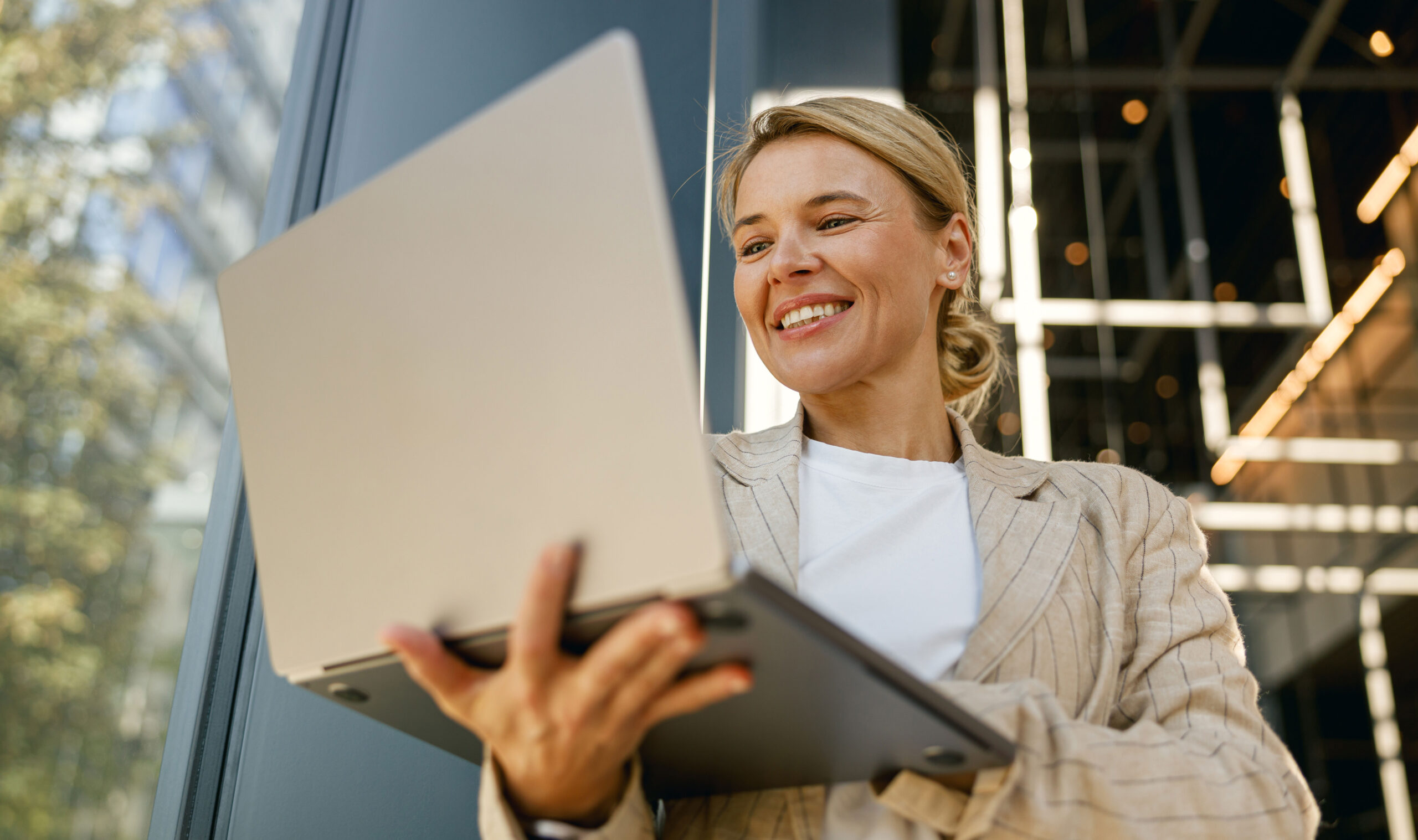 smiling-female-freelancer-working-on-laptop-outsid-2024-10-18-08-08-32-utc_klein